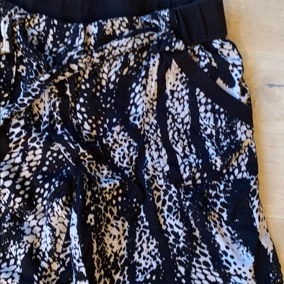 Bar III Black & White Capris Shorts Medium Pockets - Picture 3 of 8